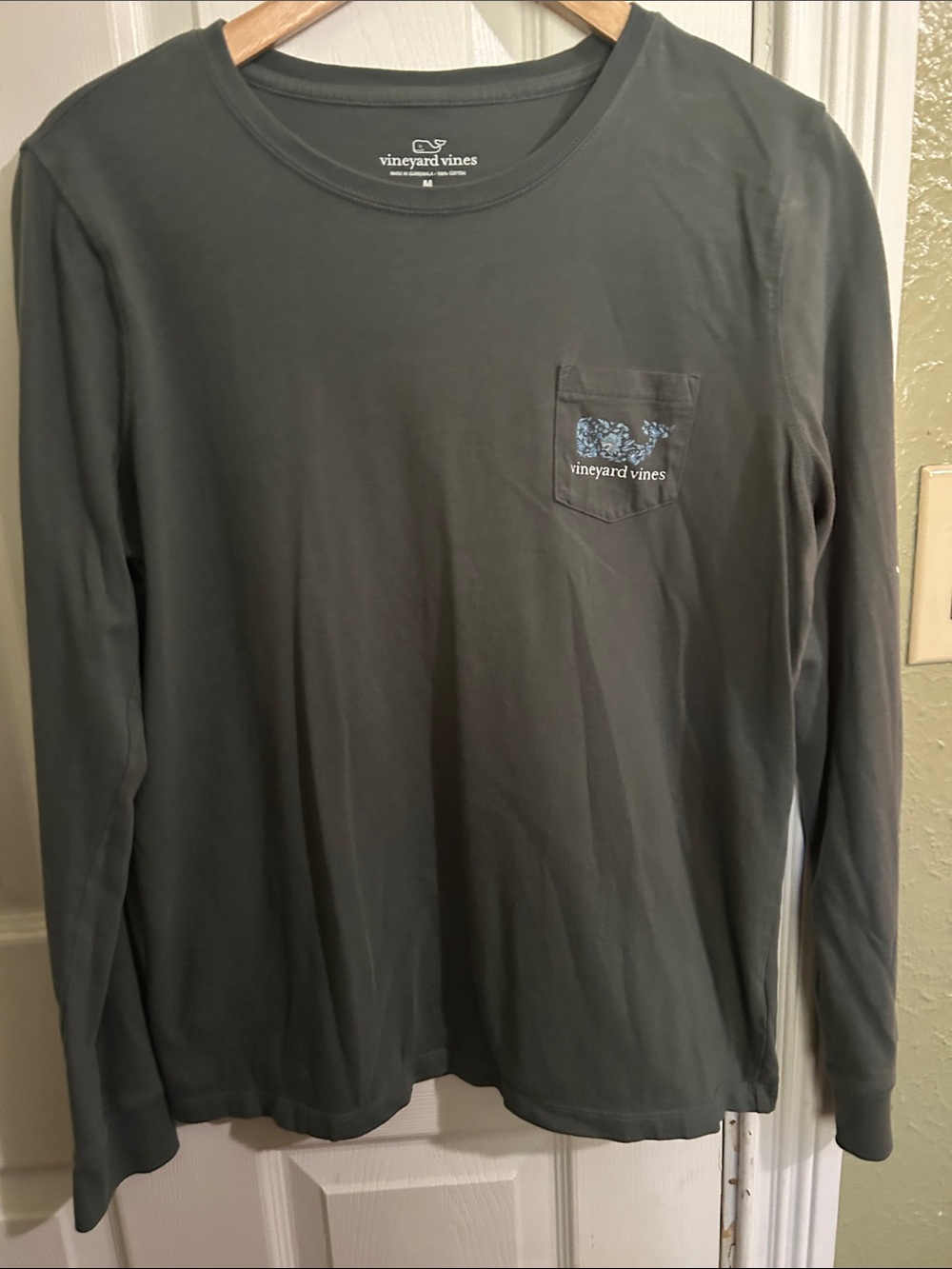 Vineyard Vines Men’s Long-Sleeve Pocket Tee — Charcoal Gray with Blue Logo